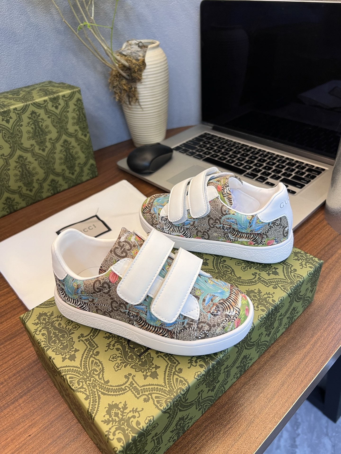 Children's shoes child